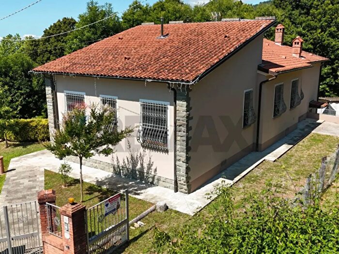 Casa con 9 locali in vendita in Bagni Di Lucca