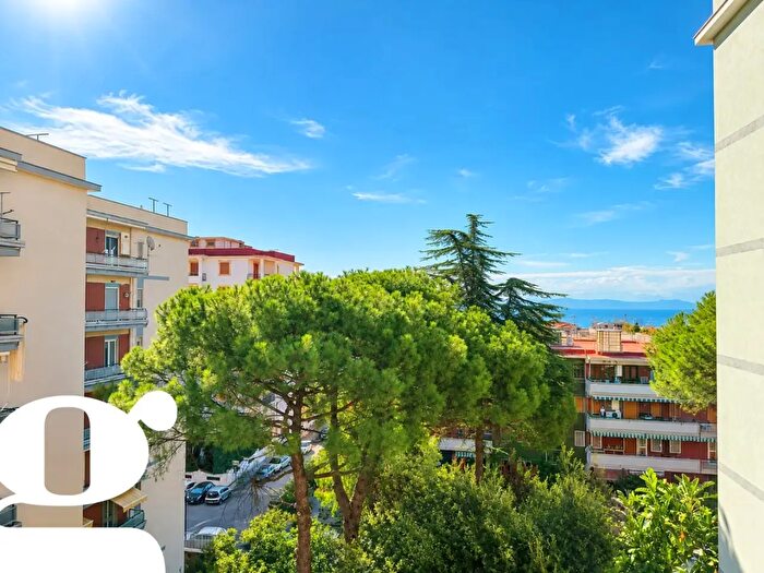 Appartamento con 5 locali in affitto in Viale degli Oleandri, Napoli