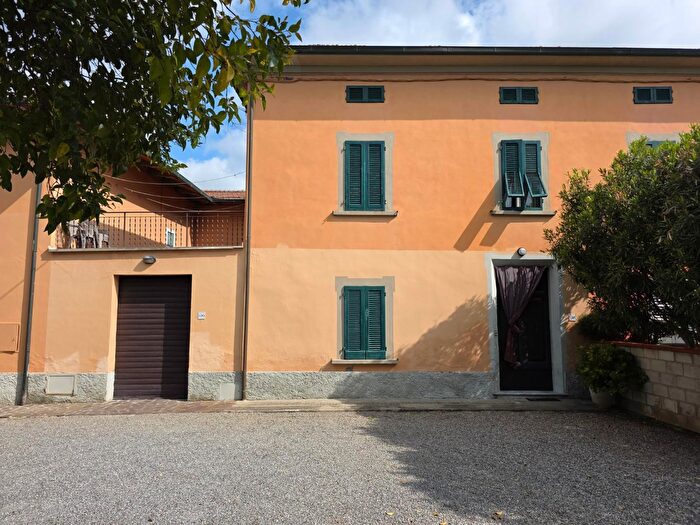 Casa con 11 locali in vendita in di Bientina, Santa Maria A Monte