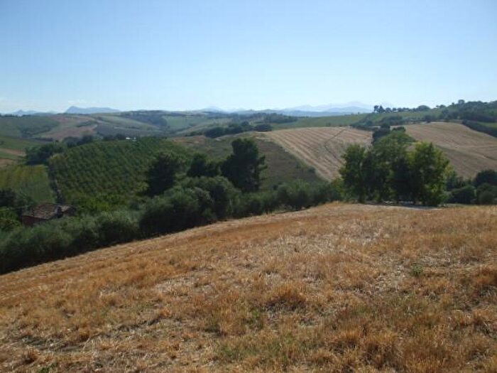 Casa con 6 locali in vendita in Piazza Santa Maria, Belvedere Ostrense
