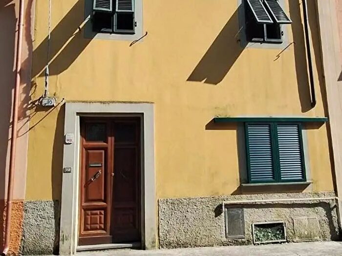 Casa con 8 locali in vendita in Borgo A Mozzano