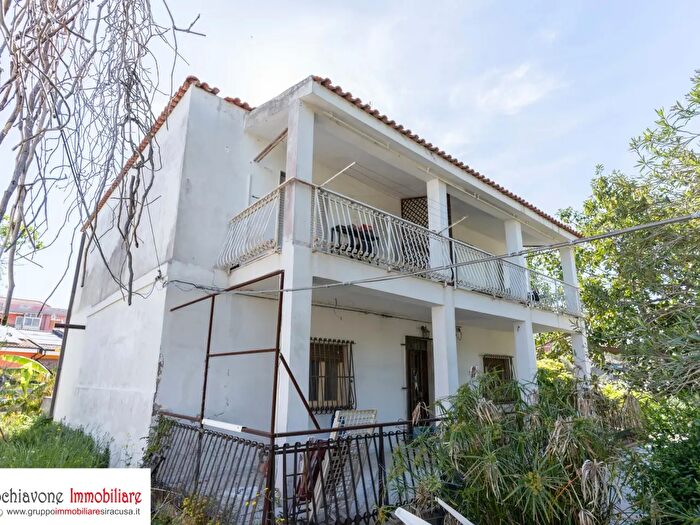 Casa con 9 locali in vendita in Siracusa