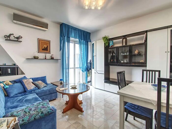 Appartamento trilocale in vendita in Va Colombo, Rovello Porro