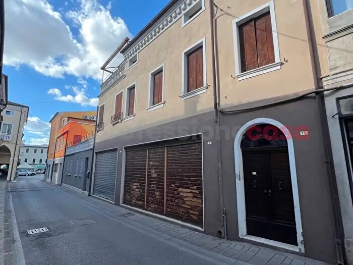 Casa con 9 locali in vendita in Via Cavour Snc, Lendinara