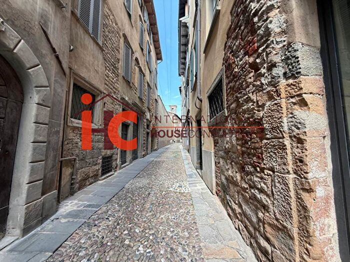 Appartamento trilocale in affitto in Via Arena, Duomo Piazza Vecchia, Bergamo