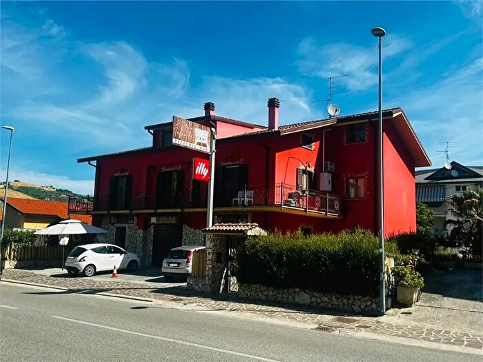 Casa con 8 locali in vendita in Via Selva Piana, Casoli