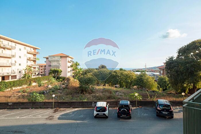 Appartamento con 5 locali in vendita in Via delle Mandre, Acireale