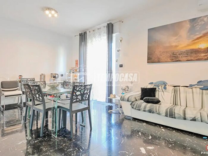 Appartamento con 5 locali in vendita in Via Adriano Cecioni, Livorno