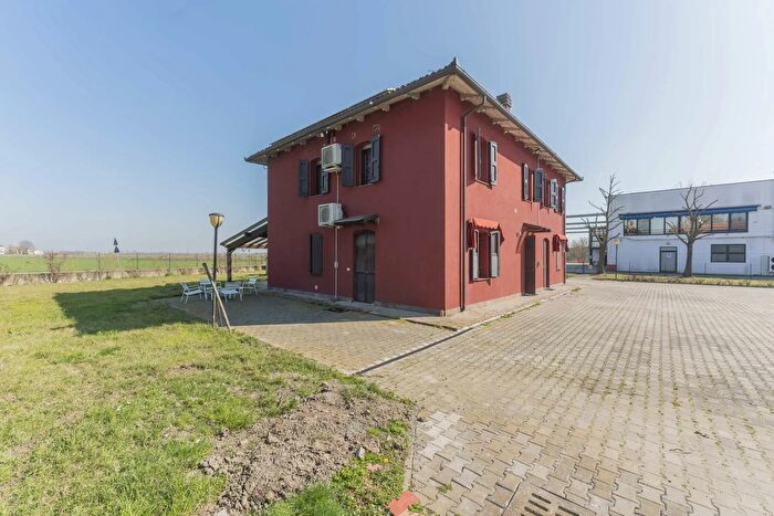 Casa con 8 locali in vendita in Via Massumatico, San Pietro In Casale