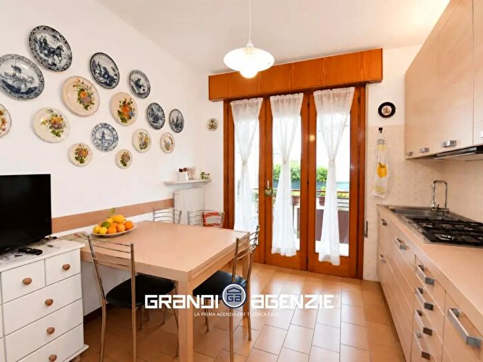 Appartamento quadrilocale in vendita in Via Roma Paese, Paese