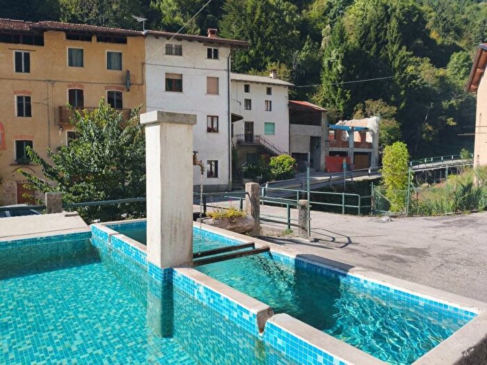 Casa quadrilocale in vendita in Via Molini, Laghi