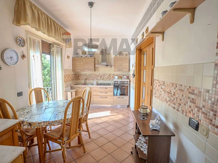 Appartamento con 6 locali in vendita in Via Randazzo, Catania