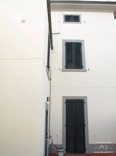Casa con 9 locali in vendita in Via Marco Roncioni Prato, Prato
