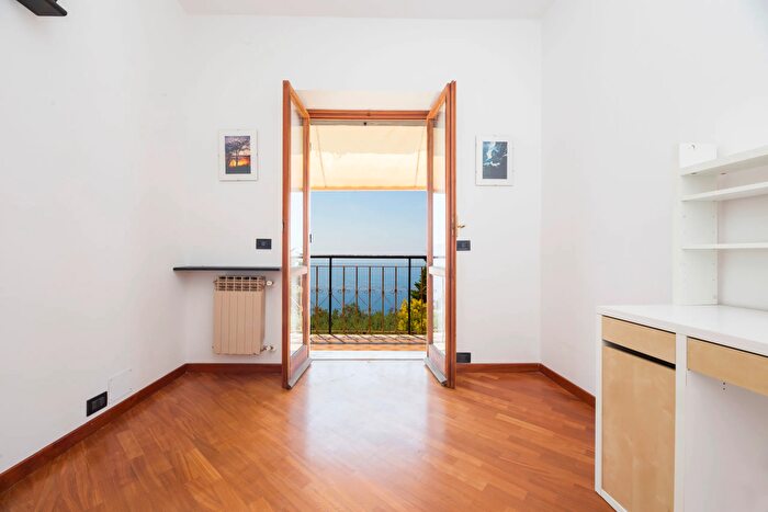 Appartamento con 6 locali in vendita in Via del Pianello, Genova