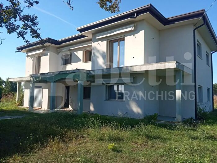 Casa con 14 locali in vendita in Taglio Di Po
