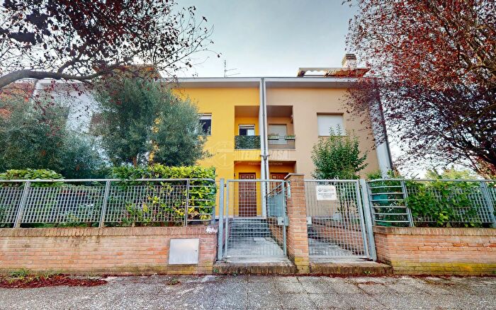 Casa quadrilocale in vendita in Via Capra Frank, Pesaro