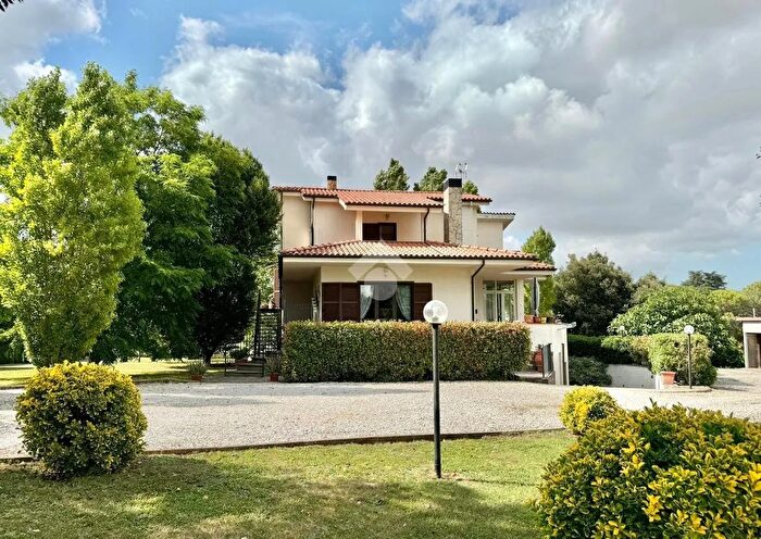 Casa con 9 locali in vendita in Strada Cassia Nord, Viterbo