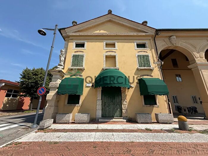 Casa con 9 locali in vendita in Piazza Francesco Poggi, Arcole
