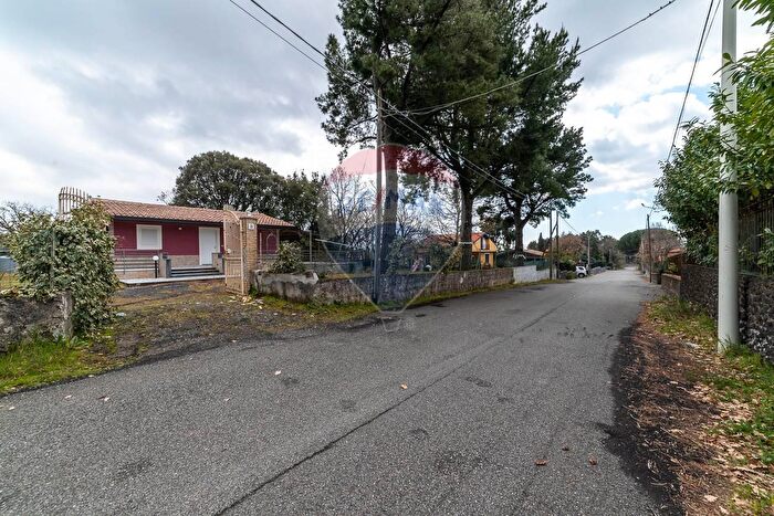 Casa quadrilocale in vendita in Via Bianca di Navarra, Pedara