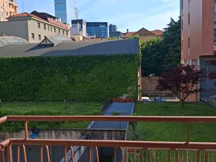 Appartamento quadrilocale in affitto in Via Melchiorre Gioia, Isola, Milano