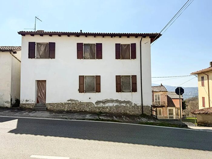 Casa con 7 locali in vendita in Via Mazza, Varzi