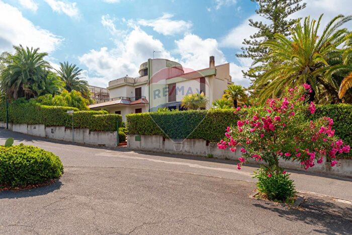 Casa con 18 locali in vendita in Carlentini