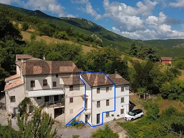 Casa quadrilocale in vendita in Frazione San Giovanni, Fabriano