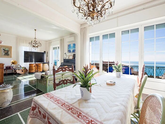 Appartamento con 8 locali in vendita in Via SantIlario a, Genova