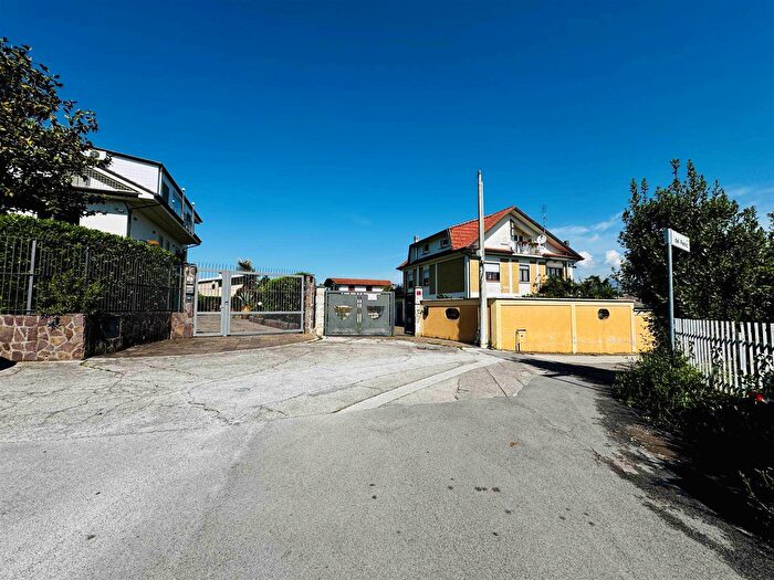 Appartamento con 6 locali in vendita in Via degli Osci, Frosinone