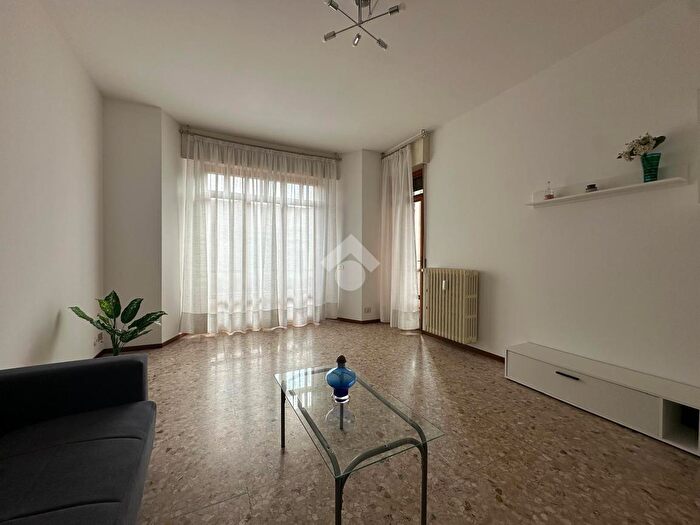 Appartamento trilocale in affitto in Via Perazzi, Novara