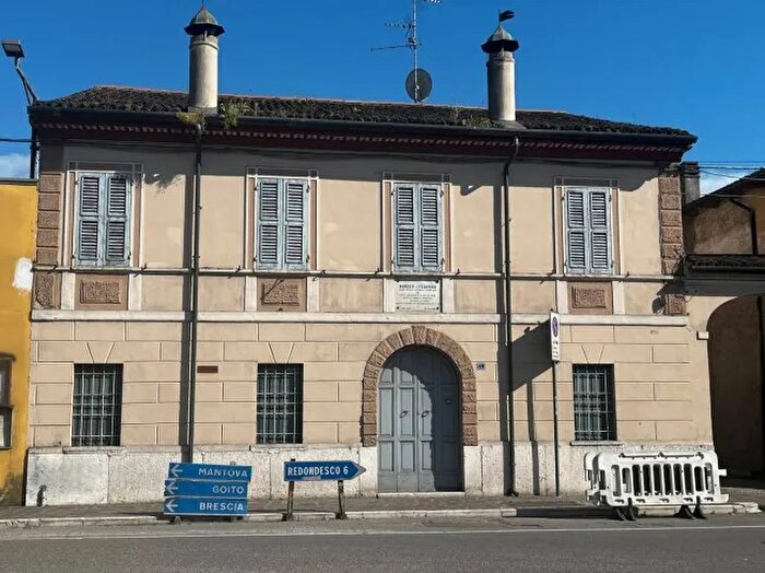 Casa con 12 locali in vendita in Gazoldo Degli Ippoliti