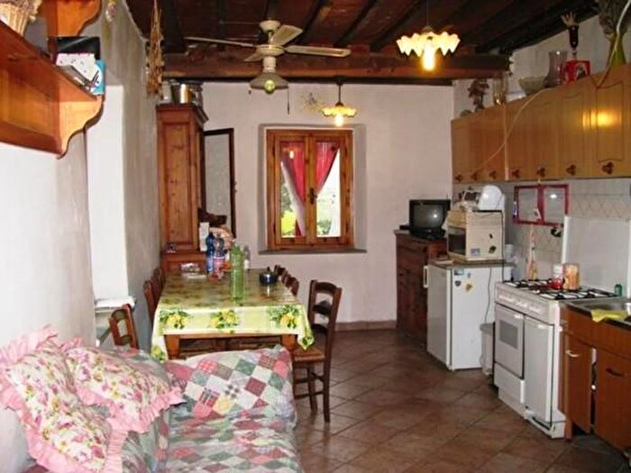 Casa con 6 locali in vendita in Bucine