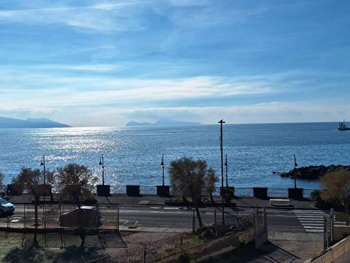 Appartamento bilocale in affitto in Via Litoranea, Torre del Greco