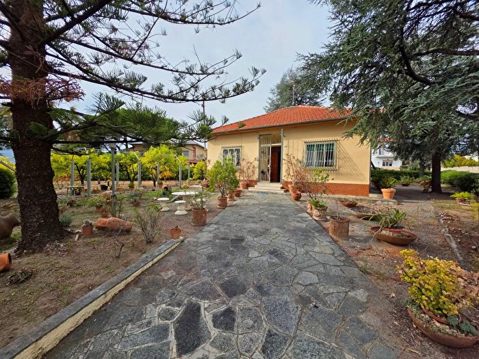 Casa quadrilocale in vendita in Regione Terraconiglio, Albenga