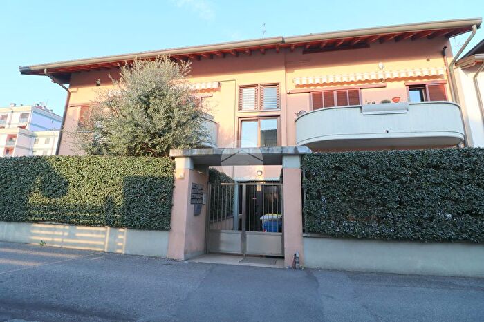 Appartamento trilocale in vendita in Via Monte Nero, Rho