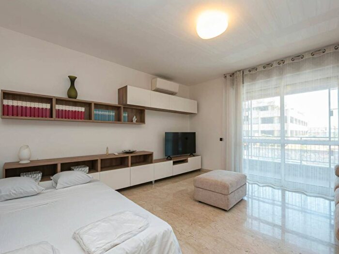 Appartamento trilocale in affitto in Via Savona, Giambellino, Milano