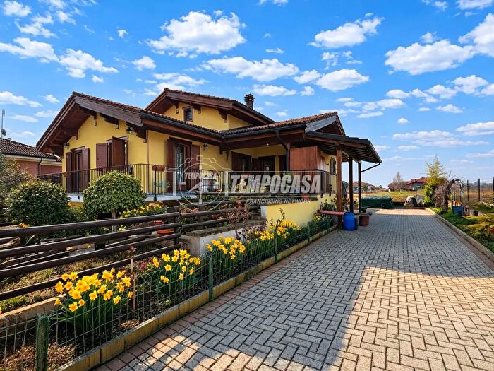 Casa con 6 locali in vendita in Via Giotto, Alice Castello