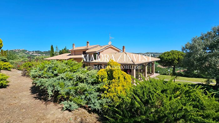 Casa con 9 locali in vendita in Acquaviva Picena