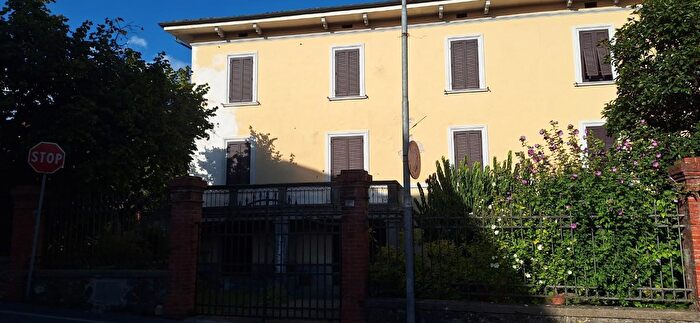 Casa con 14 locali in vendita in Barga