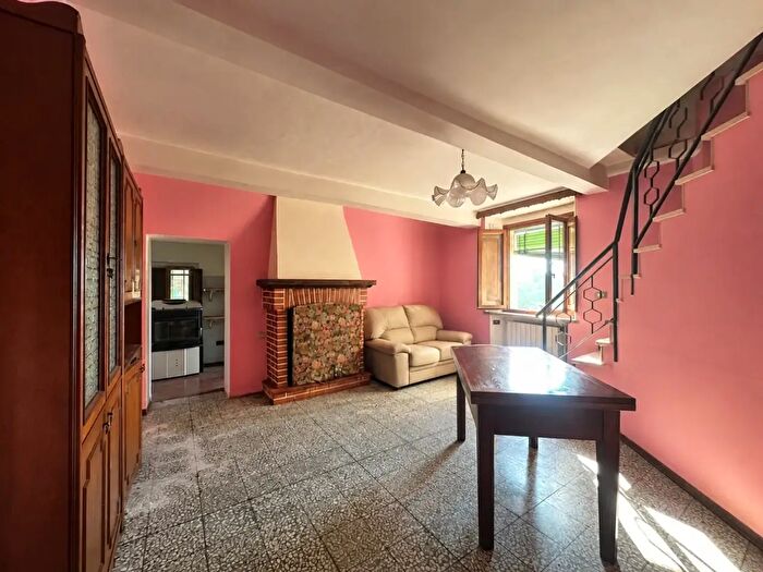 Casa con 6 locali in vendita in Pescaglia