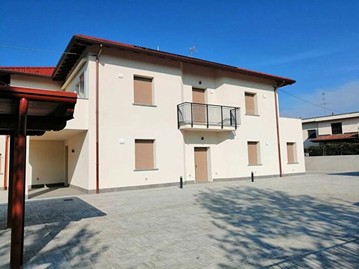 Appartamento trilocale in vendita in Via Antonio Locatelli, Bariano