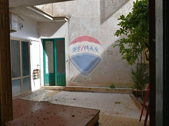 Casa con 8 locali in vendita in Monterosso Almo