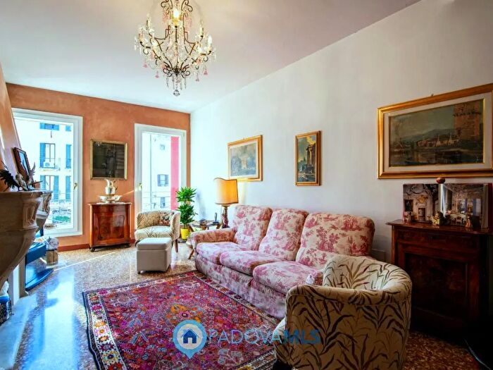 Appartamento con 6 locali in vendita in Via Savonarola, Padova