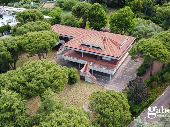 Casa con 12 locali in vendita in Via del Pettirosso, Pesaro