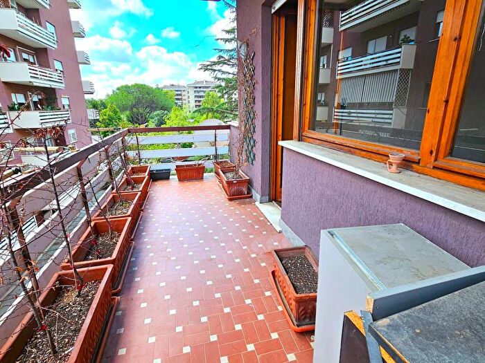 Appartamento con 5 locali in affitto in Via Duccio di Buoninsegna, Tintoretto, Roma