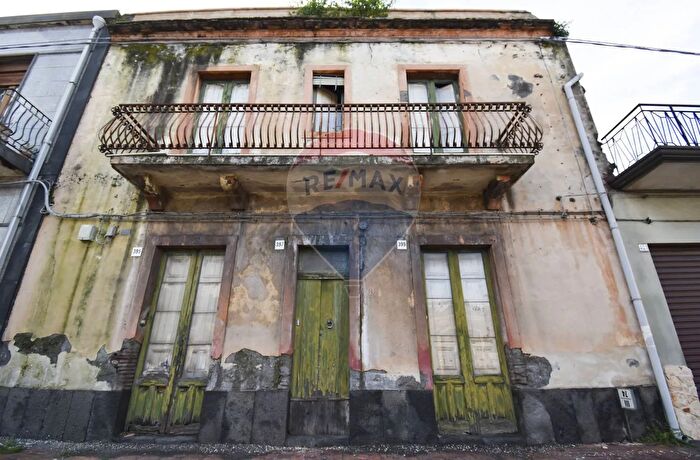 Casa con 10 locali in vendita in Via Nazionale, Acireale