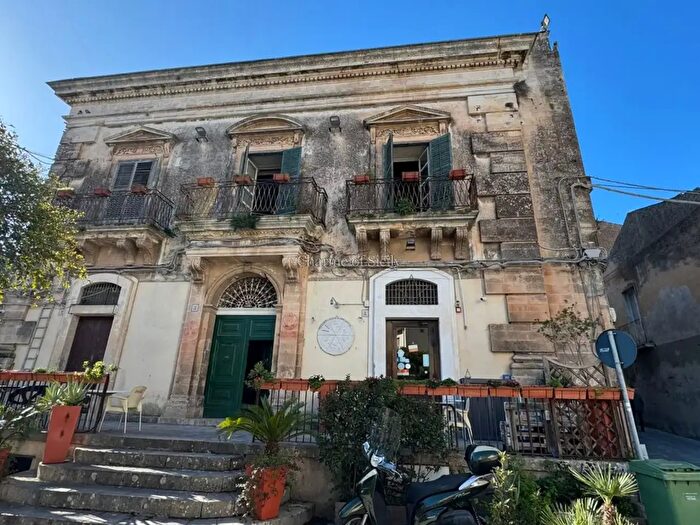 Casa con 6 locali in vendita in Piazza San Giovanni, Modica