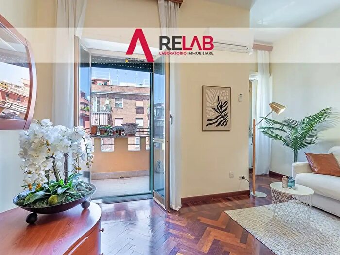 Appartamento trilocale in vendita in Via del Velodromo, Roma