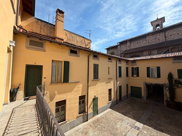 Appartamento bilocale in affitto in Via Giuseppe Rovelli, Centro Storico, Como