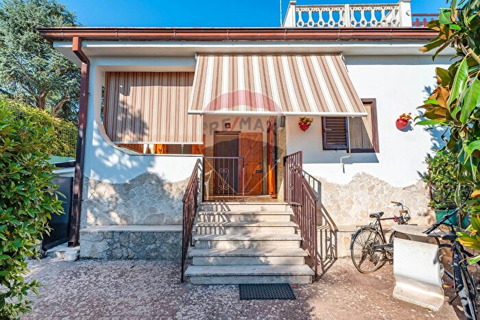 Casa quadrilocale in vendita in Contrada Lagogemolo, Cassano Delle Murge